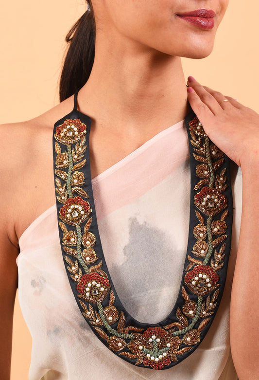 Model wearing Freeque’s Black Manor handcrafted necklace inspired by Indian weaving traditions